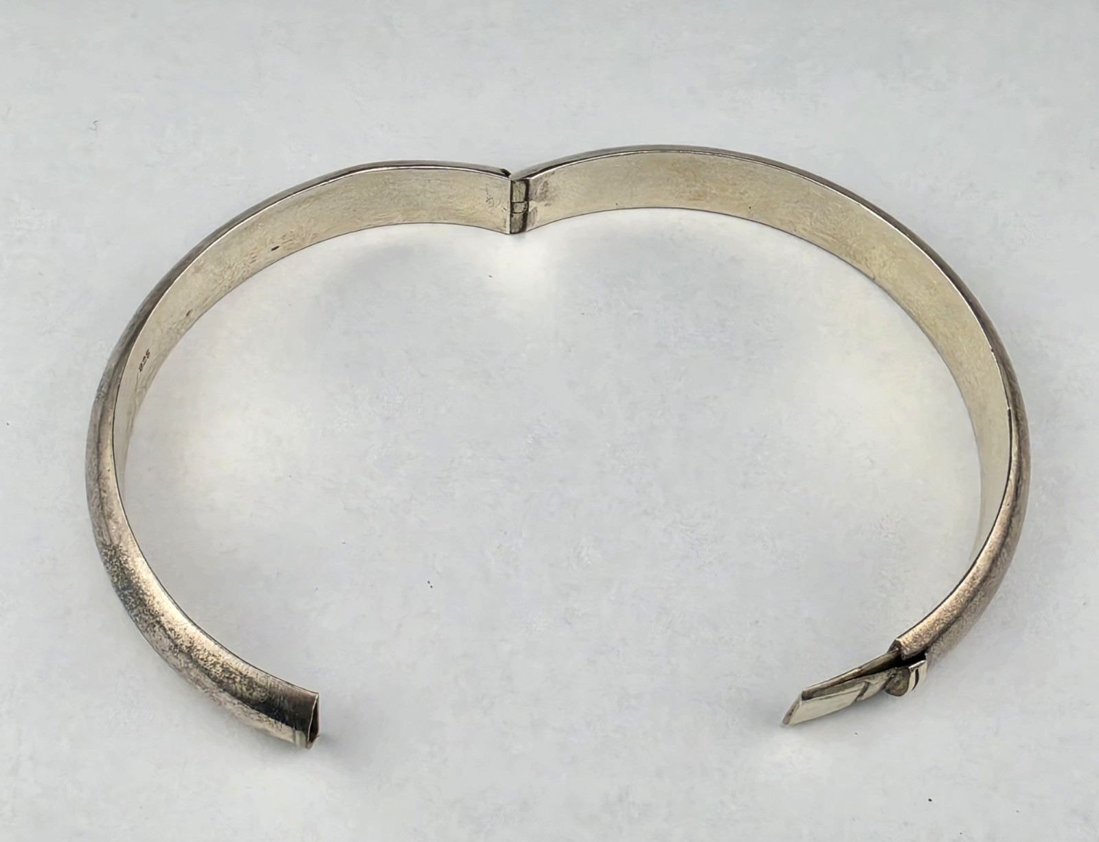 Vintage 10mm Tarnished Sterling Silver Hinged Bangle Bracelet 7″