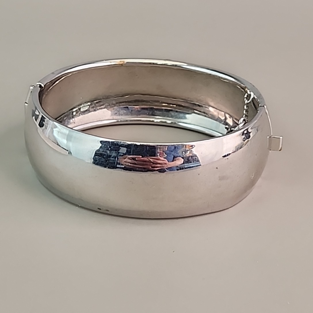 Vintage Hinged Bangle Bracelet Blue Rhinestone Silver Tone Signed 6.75″