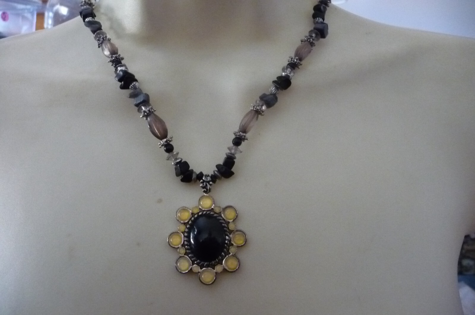 A#1120X vtg NECKLACE 8″L BLACK GRAY & SILVER TONE BEAD W YELLOW & BLACK PENDANT