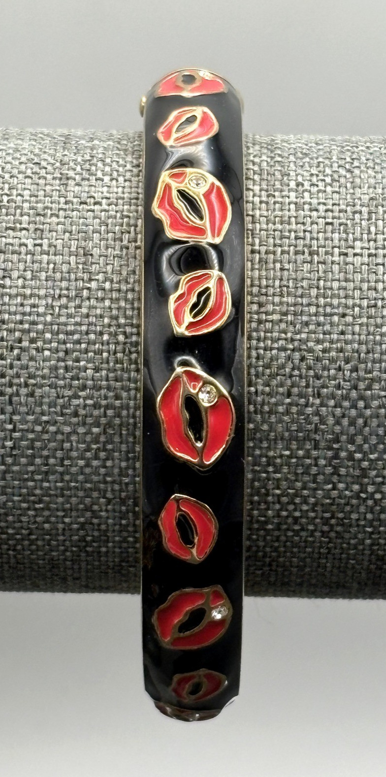 Betsey Johnson Y2K Black Enamel Red Lips Kiss Crystal Hinged Bangle Bracelet 7.5