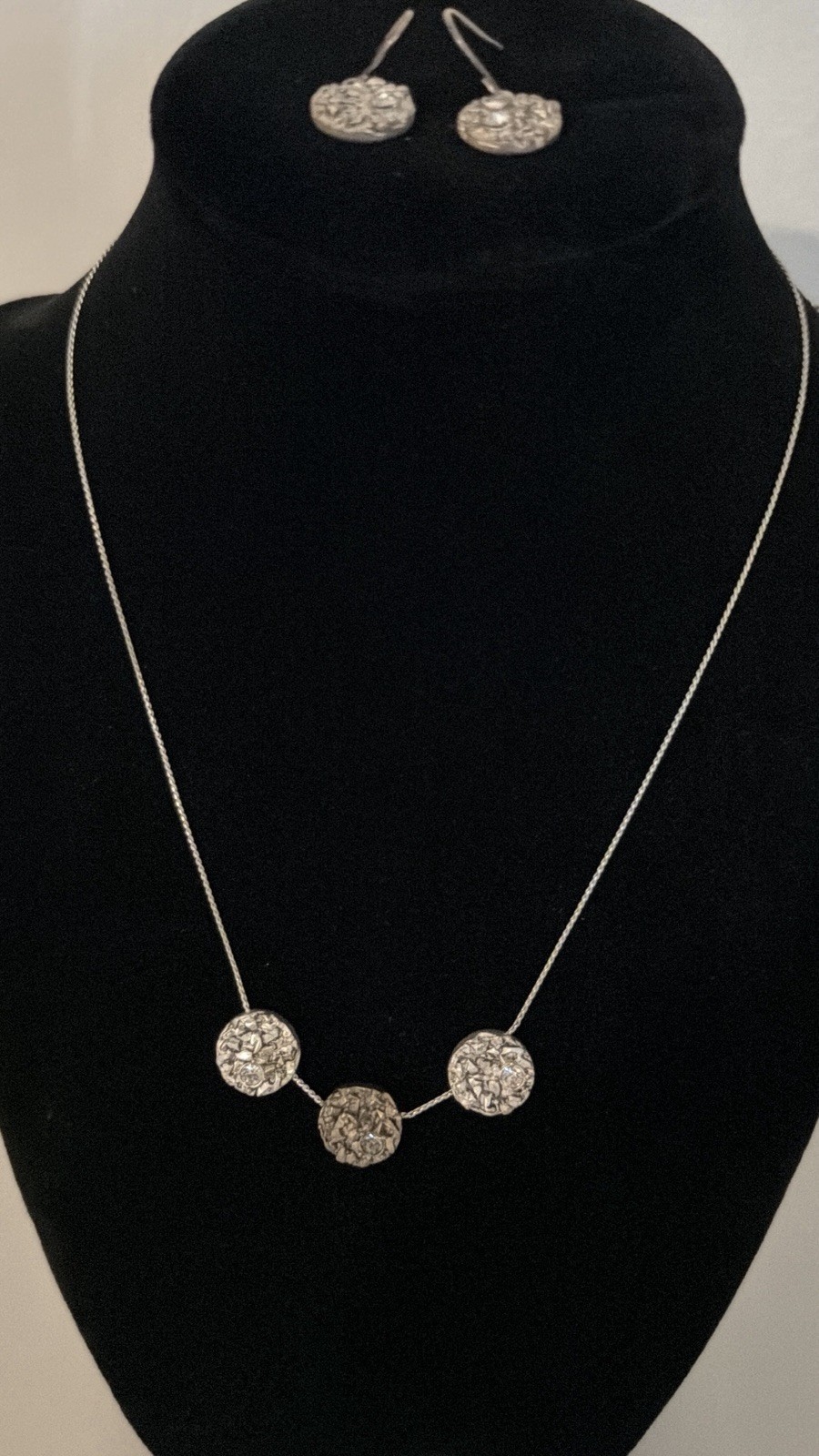 Kenneth Cole NY Silver Tone Round Disc Necklace & Dangle Earrings Jewelry Set