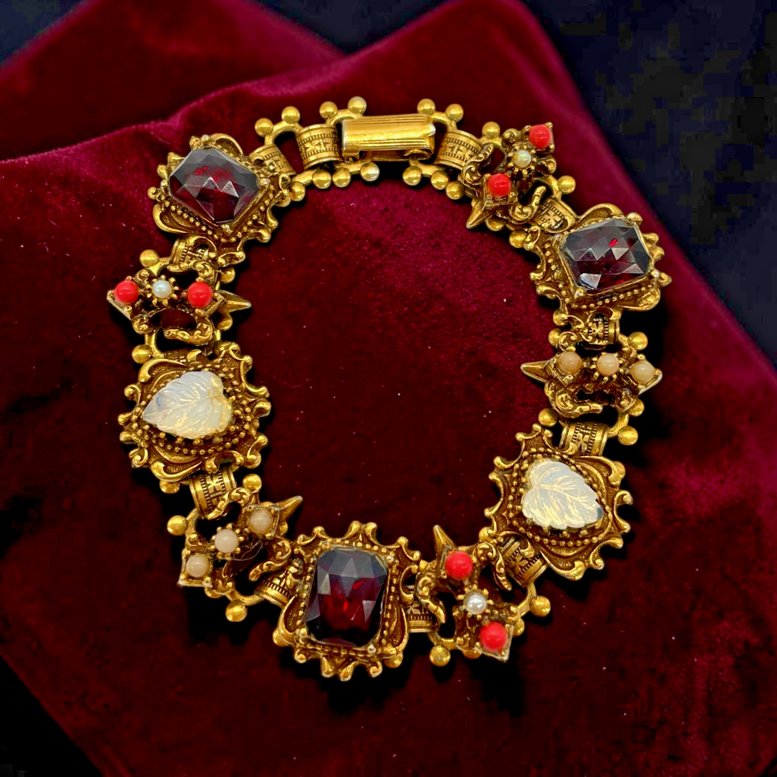 VTG Victorian Revival Fleur De Lis rhinestone faux pearl book link bracelet