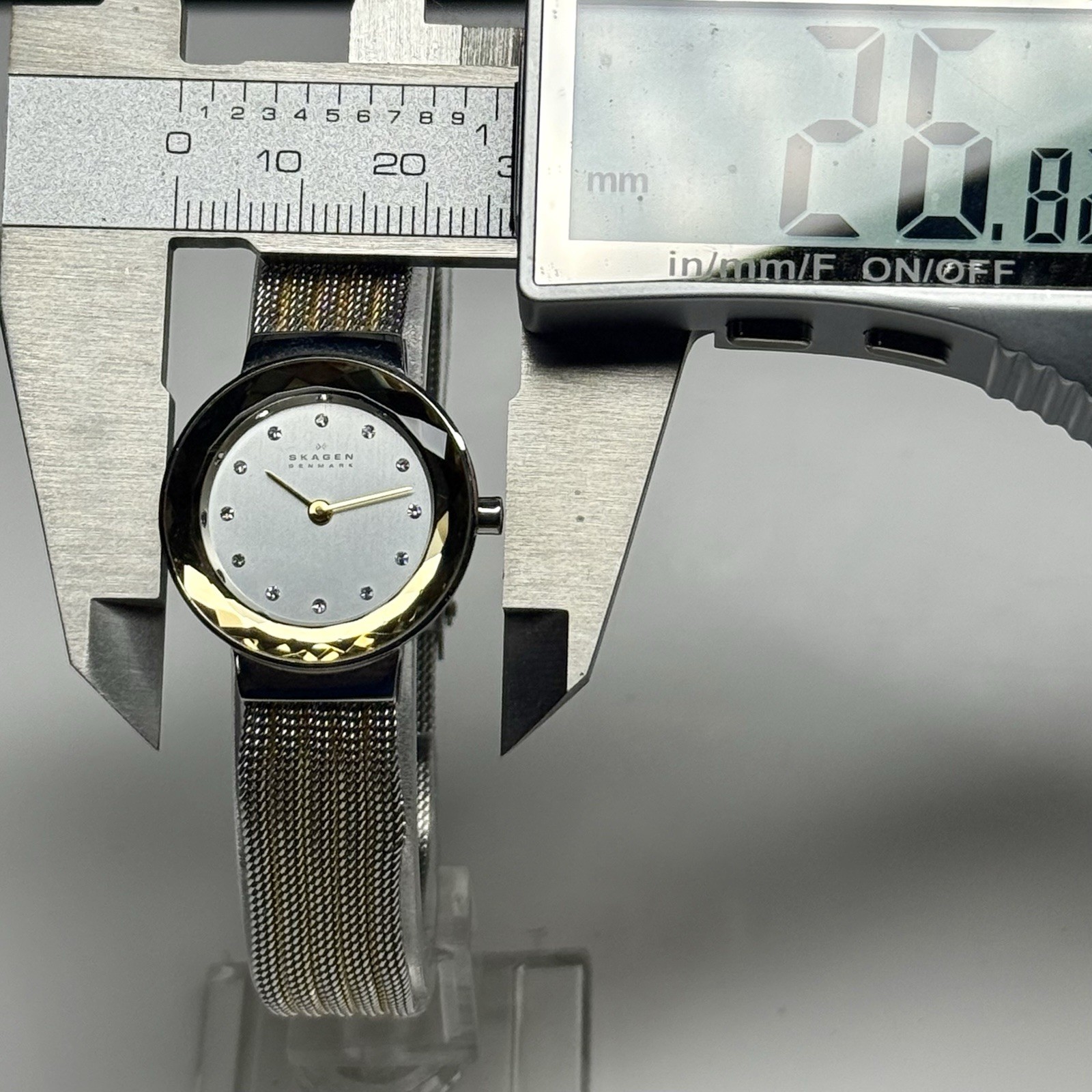 Skagen Womens Watch Two Tone Bracelet Faceted Mineral Crystal Excellent Conditio