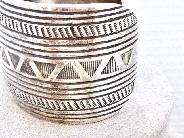 VINTAGE AMAZING NATIVE AMERICAN NAVAJO STAMPED DESIGN WIDE 1 5/8″ 925 BRACELET