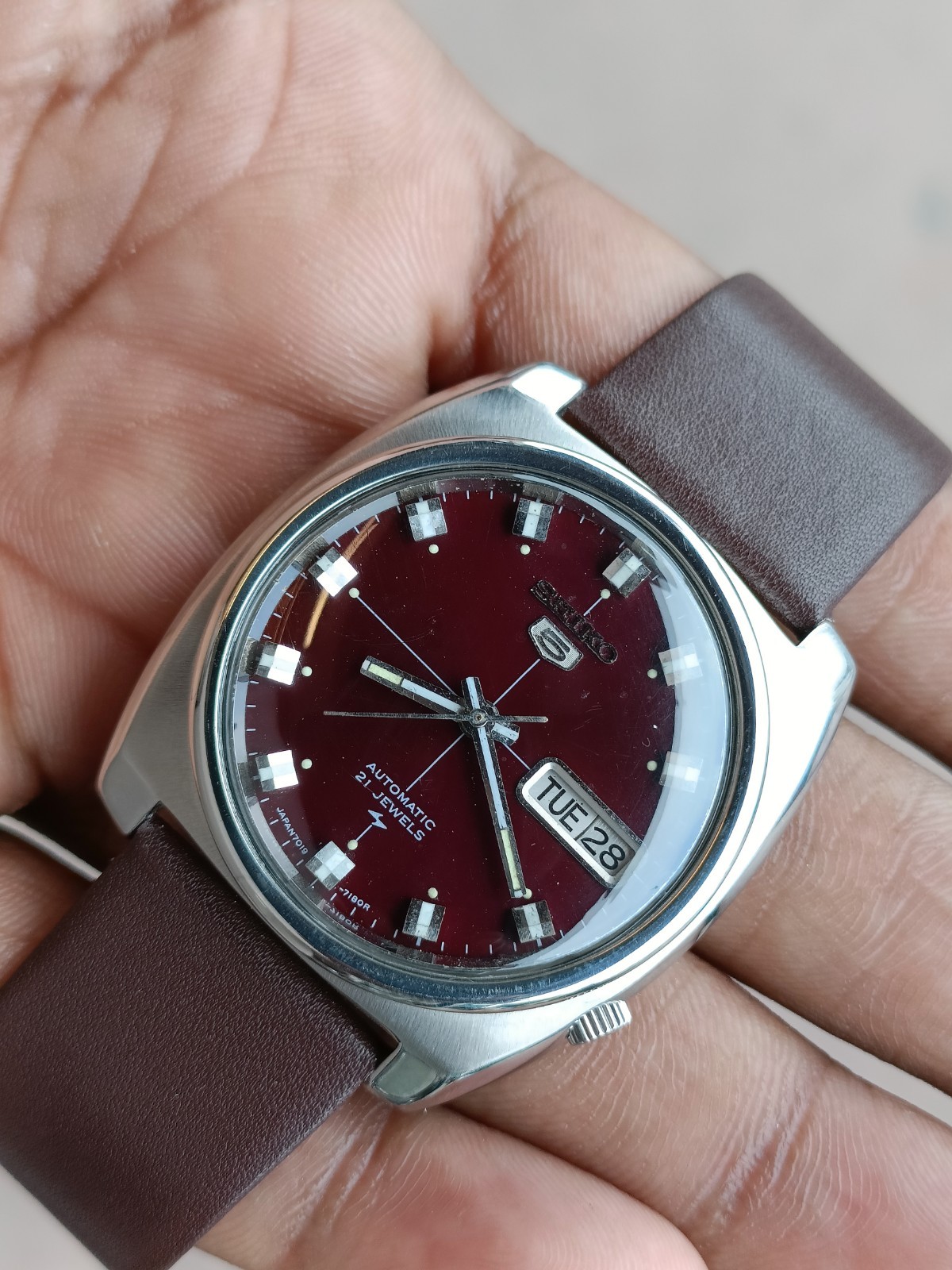 VINTAGE SEIKO 5 AUTOMATIC MAROON RED DIAL 7019-7110 JAPAN MEN WORKING CONDITION
