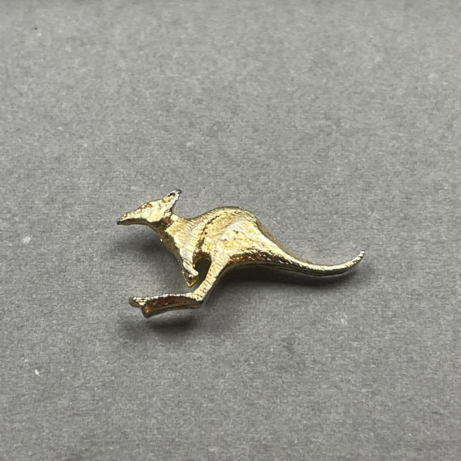 Vtg Gold Tone Kangaroo Lapel Hat Bag Jacket Pin Signed Korea