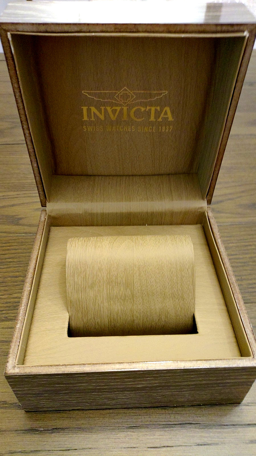 Invicta Watch Display Box – Nice- Wood grain appearance
