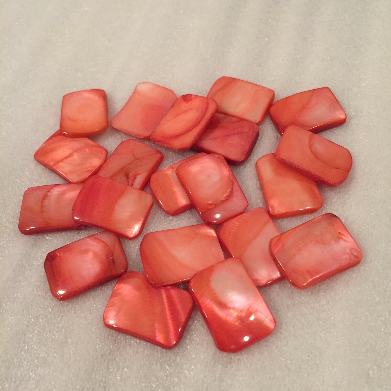 E371 21x15mm (approx) pearlized salmon dyed octagonal shell jewels (20)
