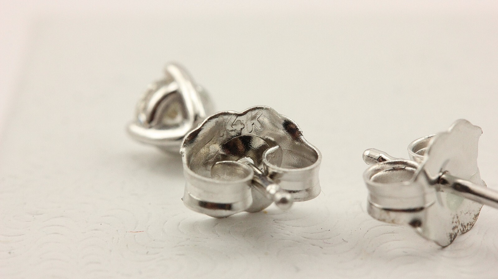 14k white gold natural round diamond stud earrings 0.32ctw G SI1-2 0.62 grams