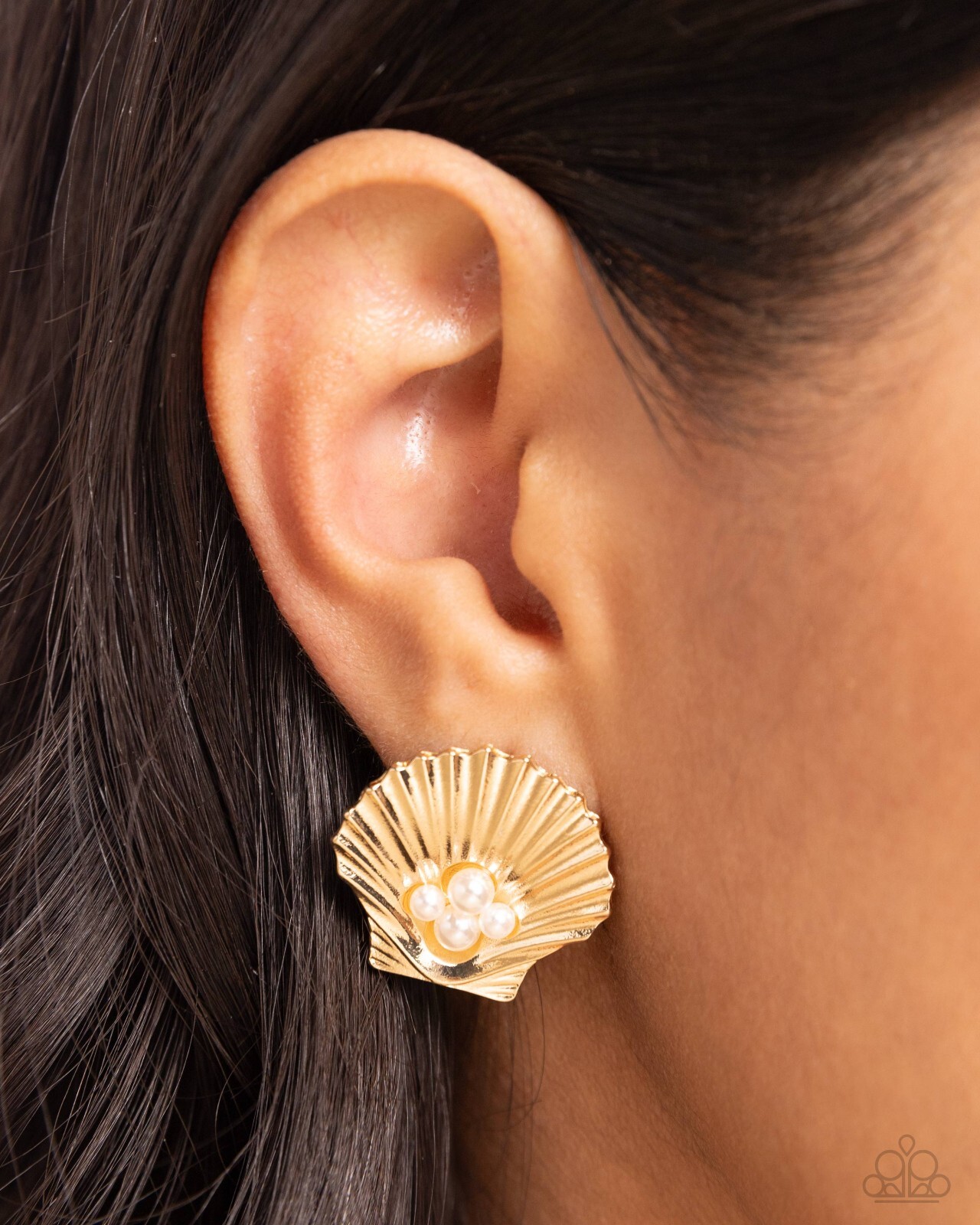 Paparazzi Oyster Opulence – Gold – Peach & White Pearls – Post Earrings
