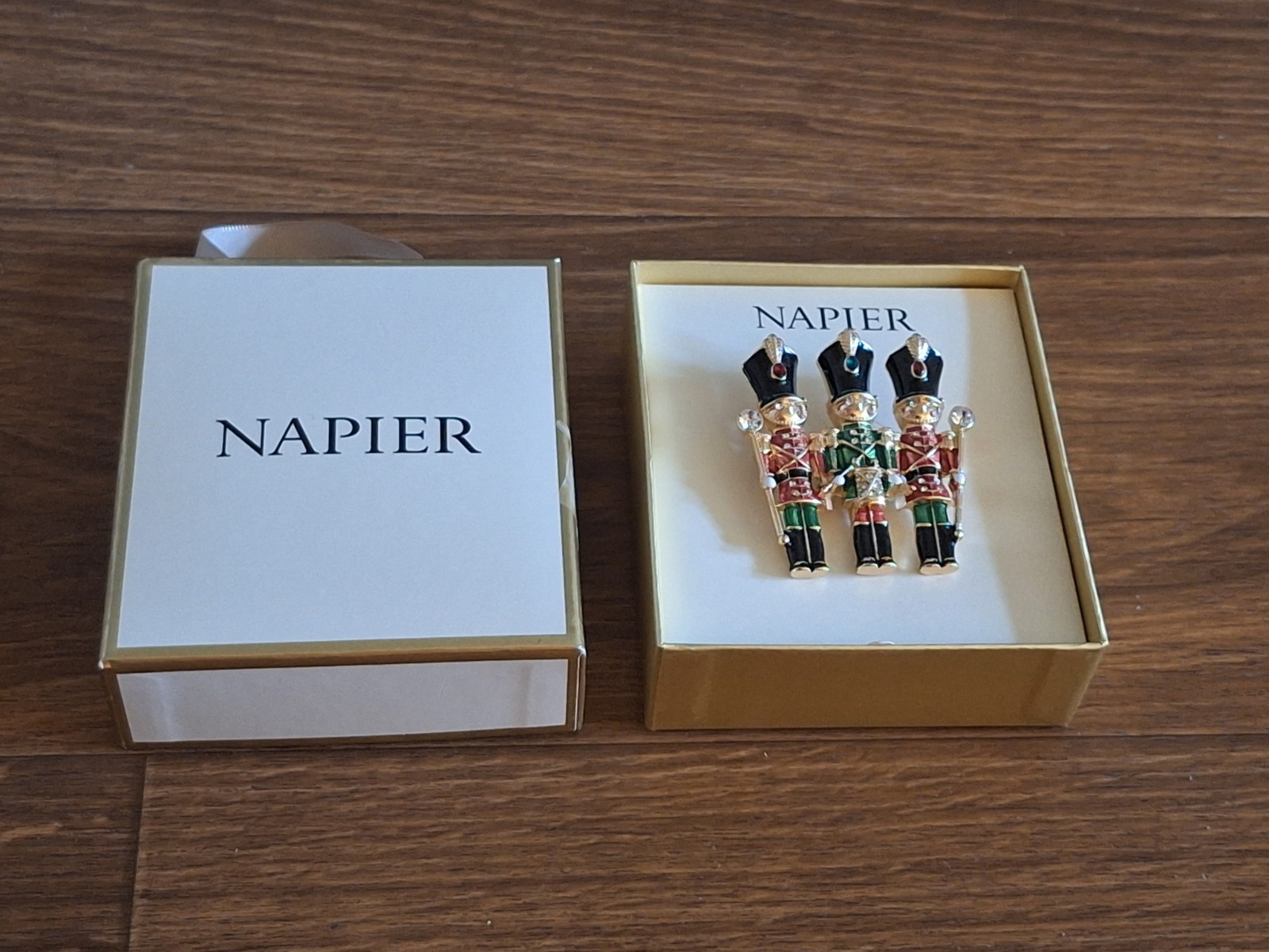 New in Box Napier Gold Tone Nutcrackers Holiday Christmas Pin!! 2 1/8″ L!!