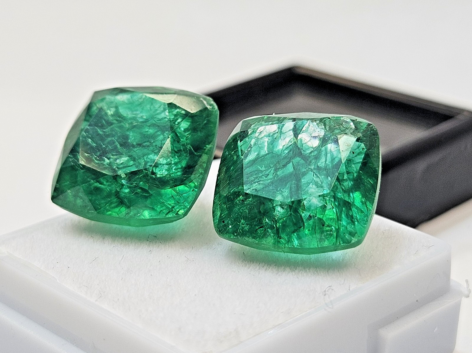 Cushion Pair Green Emerald Colombian 17-18 Ct Natural Gemstone For Earrings