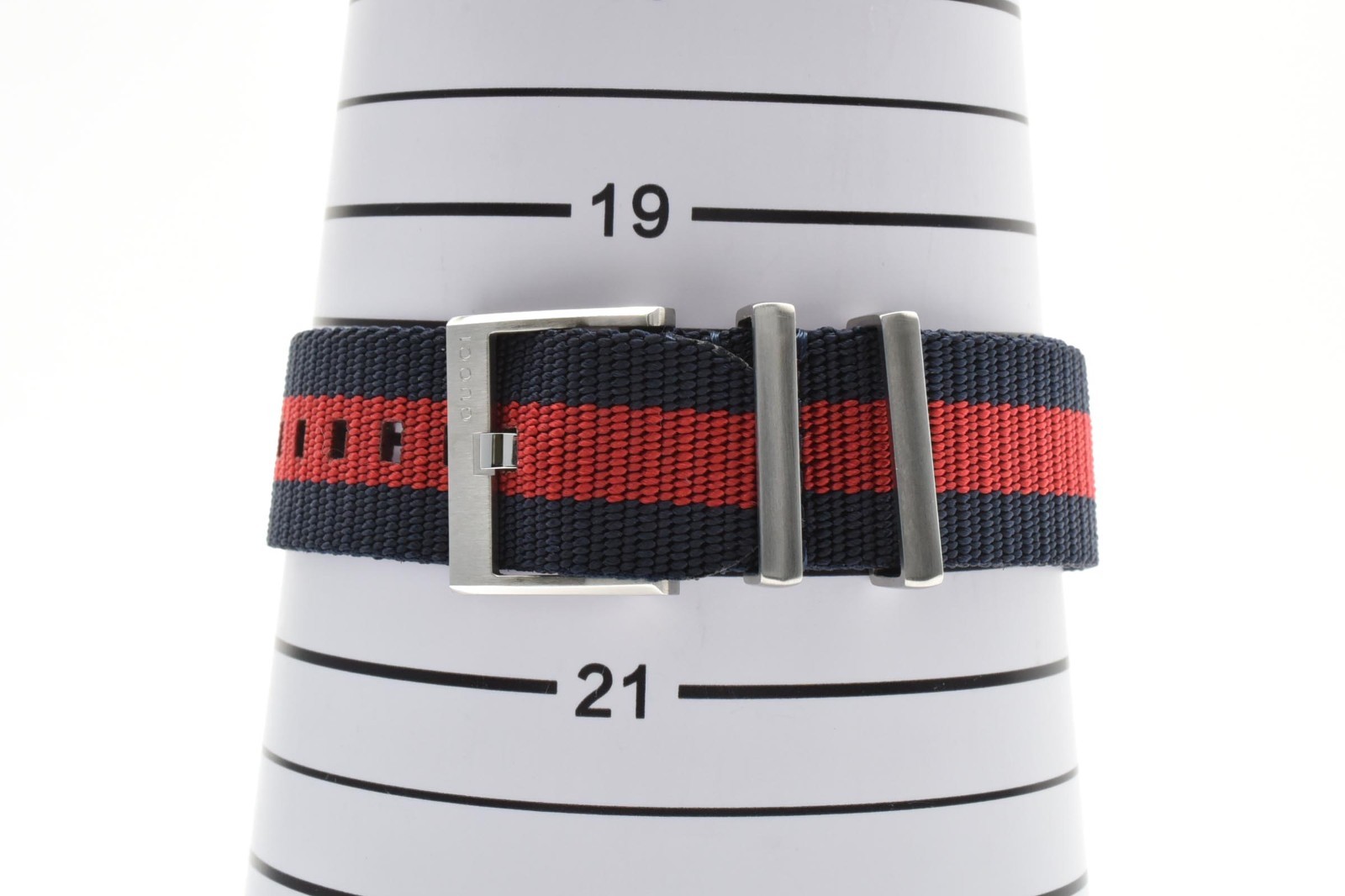 GUCCI 142.3 GG2570 Quartz Men’s Watch Navy Dial 40mm Steel Date Swiss Made Box