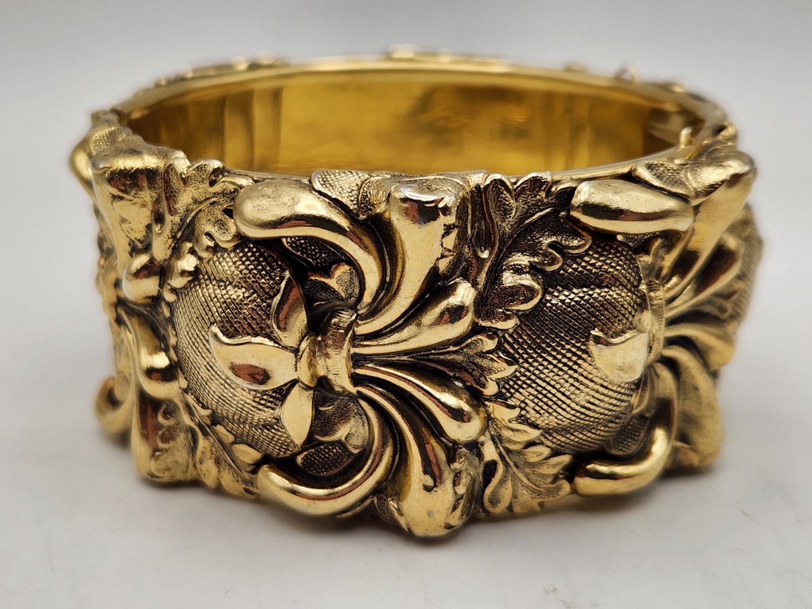 Whiting & Davis Signed Vintage Ornate Bangle Bracelet Hinged Gold Tone Push Lock