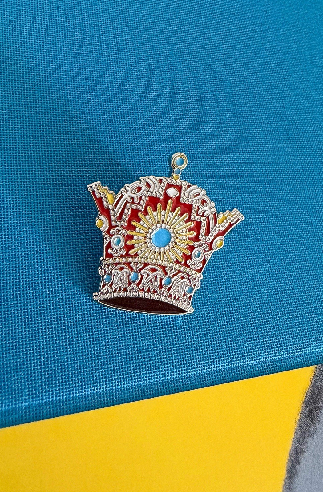 vintage mixed lot lapel pins CROWN QUEEN KING IRAN MAP ست تاج و نقشه ایران پهلوی