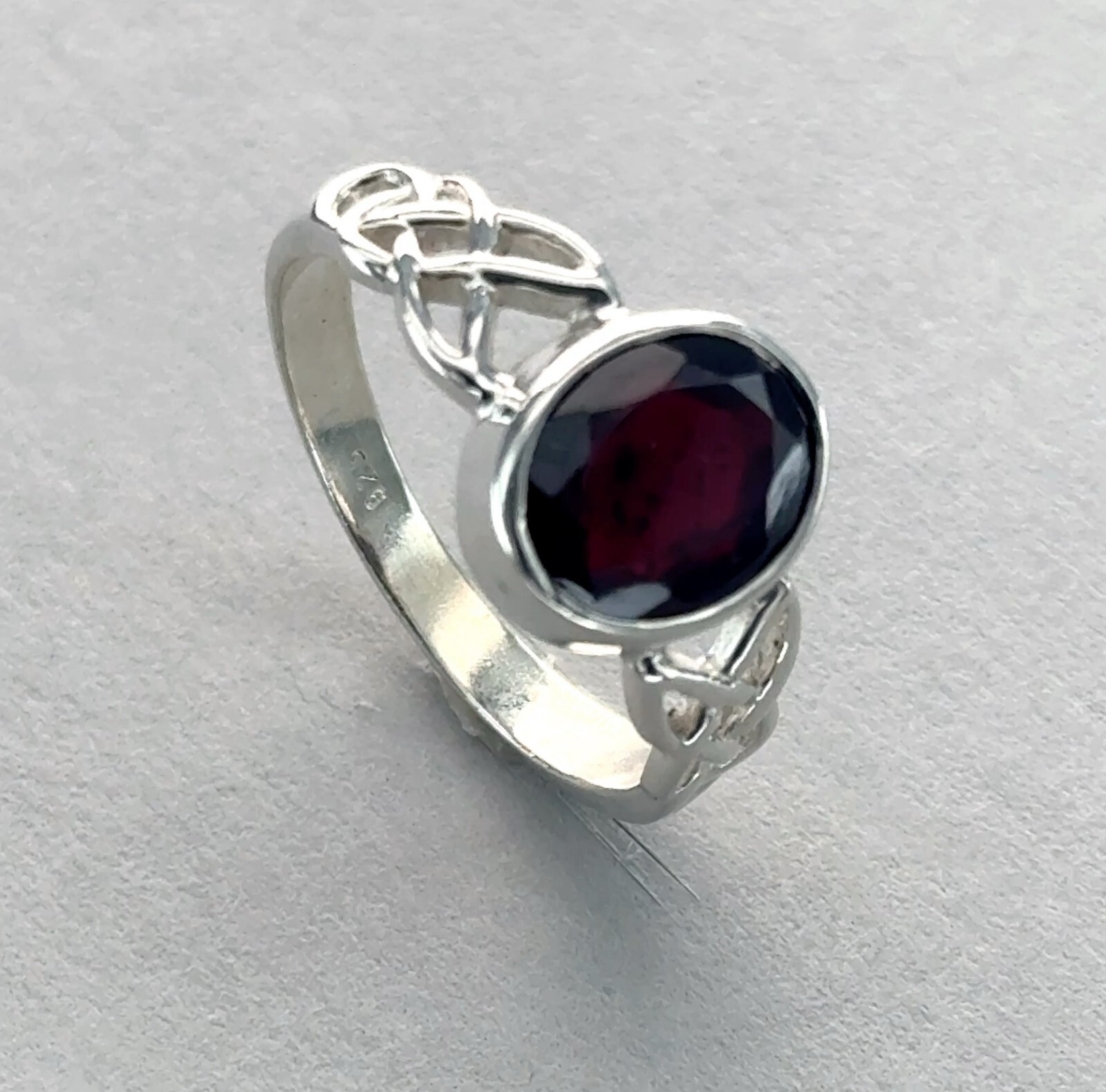 Oval Red GARNET Celtic Ring- Multiple Sizes – 925 STERLING SILVER #3e