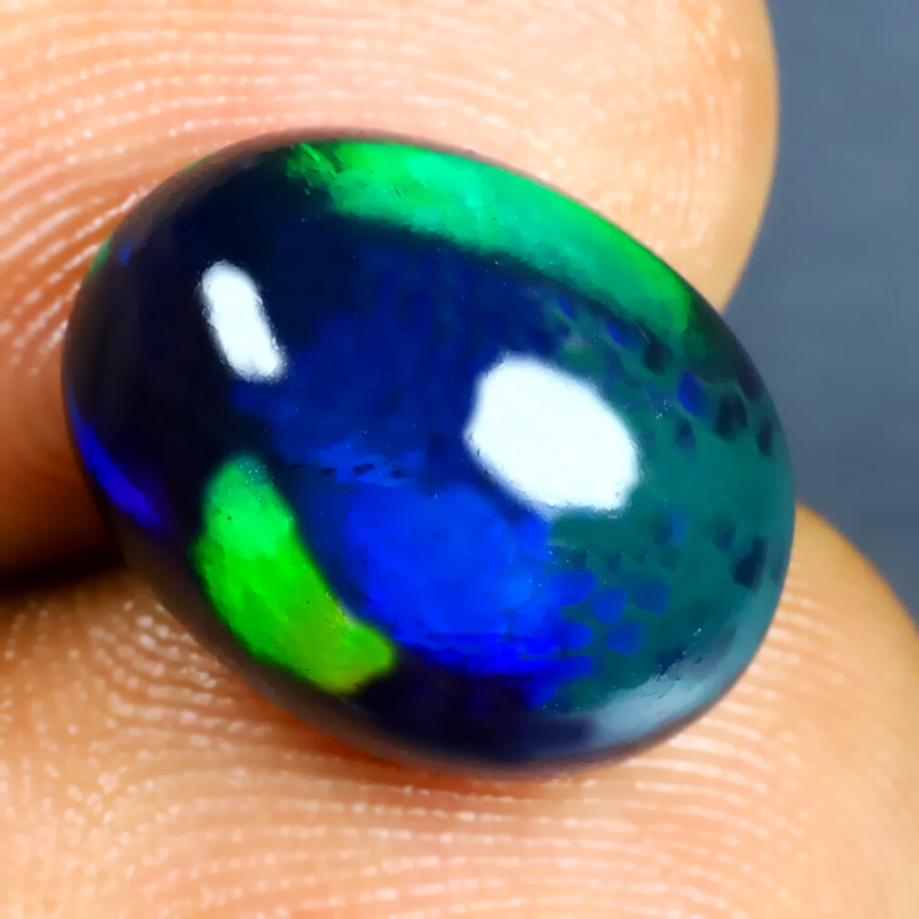5.03 ct Magnificent Oval Cabochon (14 x 10 mm) Ethiopian Flashing Black Opal