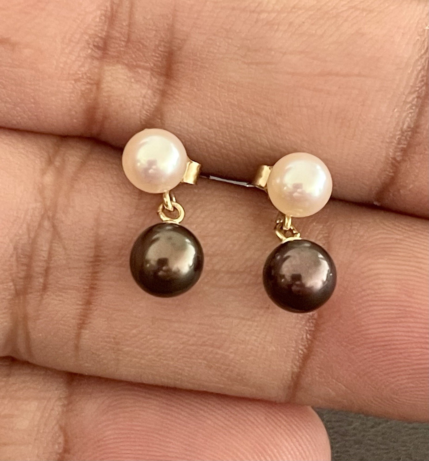 14KT Yellow Gold Black & White Pearl Earrings(I5)