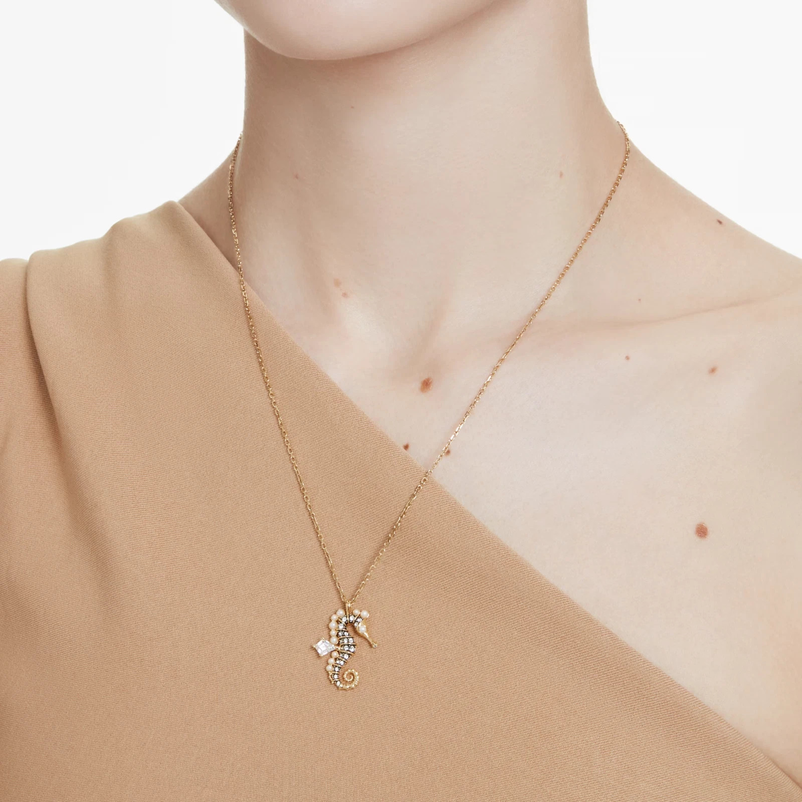 Swarovski – Idyllia pendant Crystal pearls, Seahorse, White, Gold-tone plated