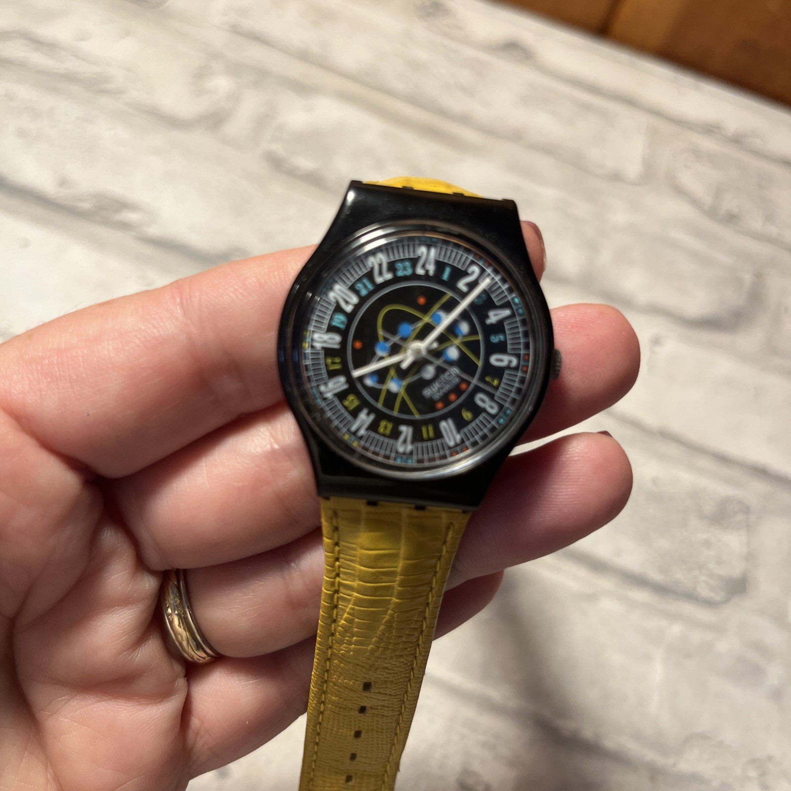 Swatch Gent 24H Ellypting GB152 1993 Vintage NOS Black Dial Mustard Yellow Strap