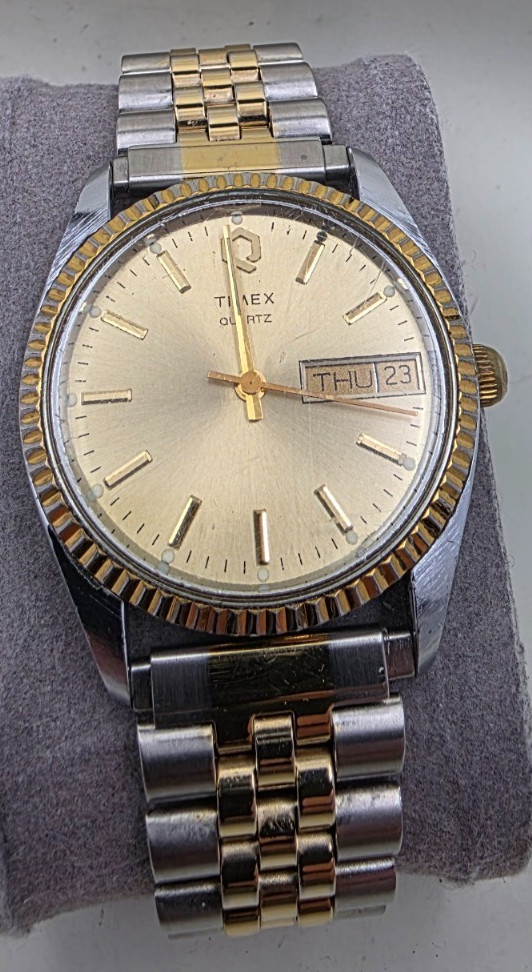 Vintage Timex Q Presidential Watch – Two Tone M Cell Quartz Fluted Bezel – RUNS