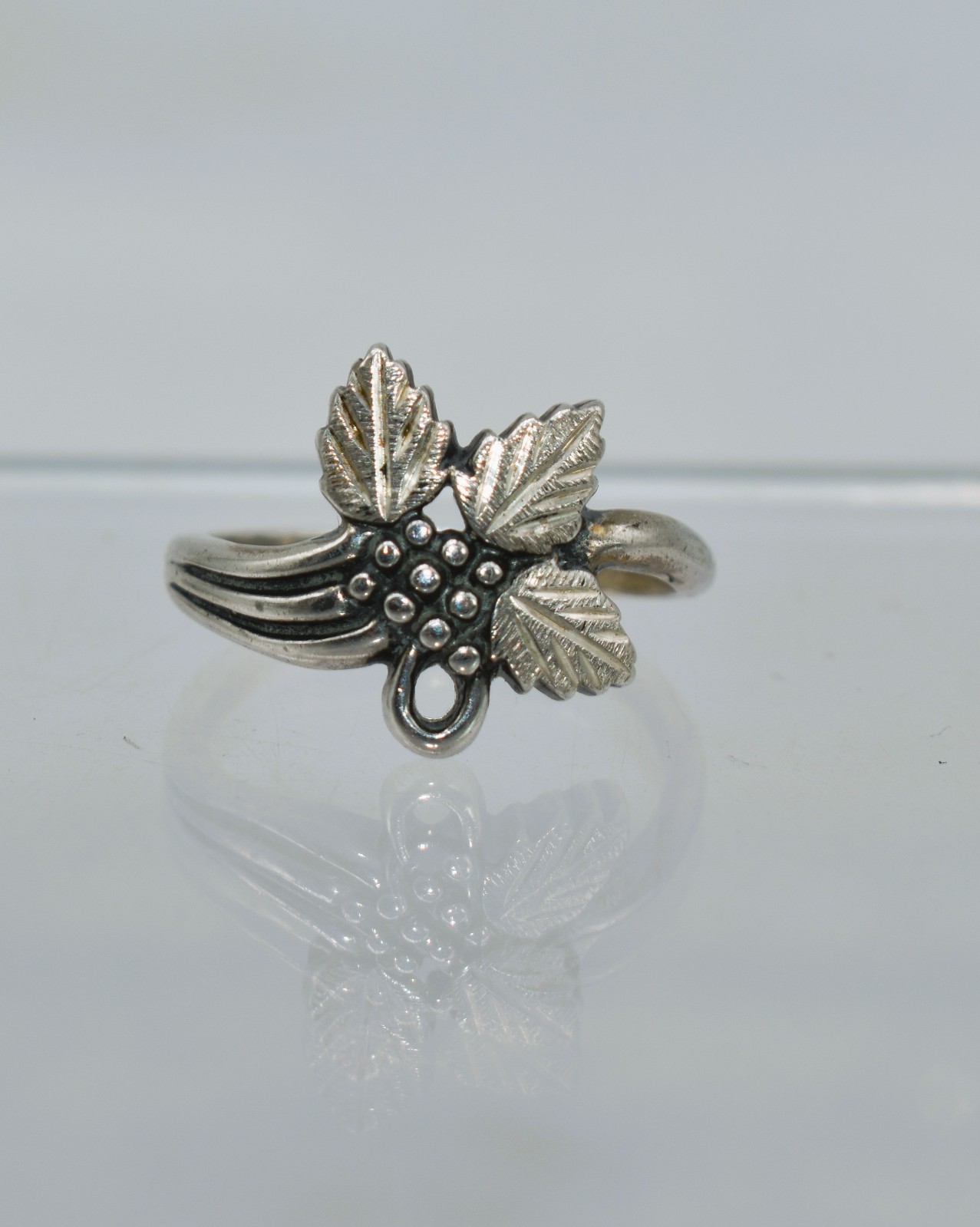 Wheeler Manufacturing Sterling Silver Leaves & Grape Vine Ring Size 6