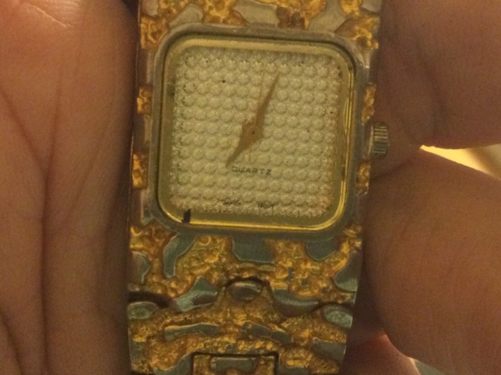 Fashion Wrist Watch for Woman Ladies Gold Band White Face runs