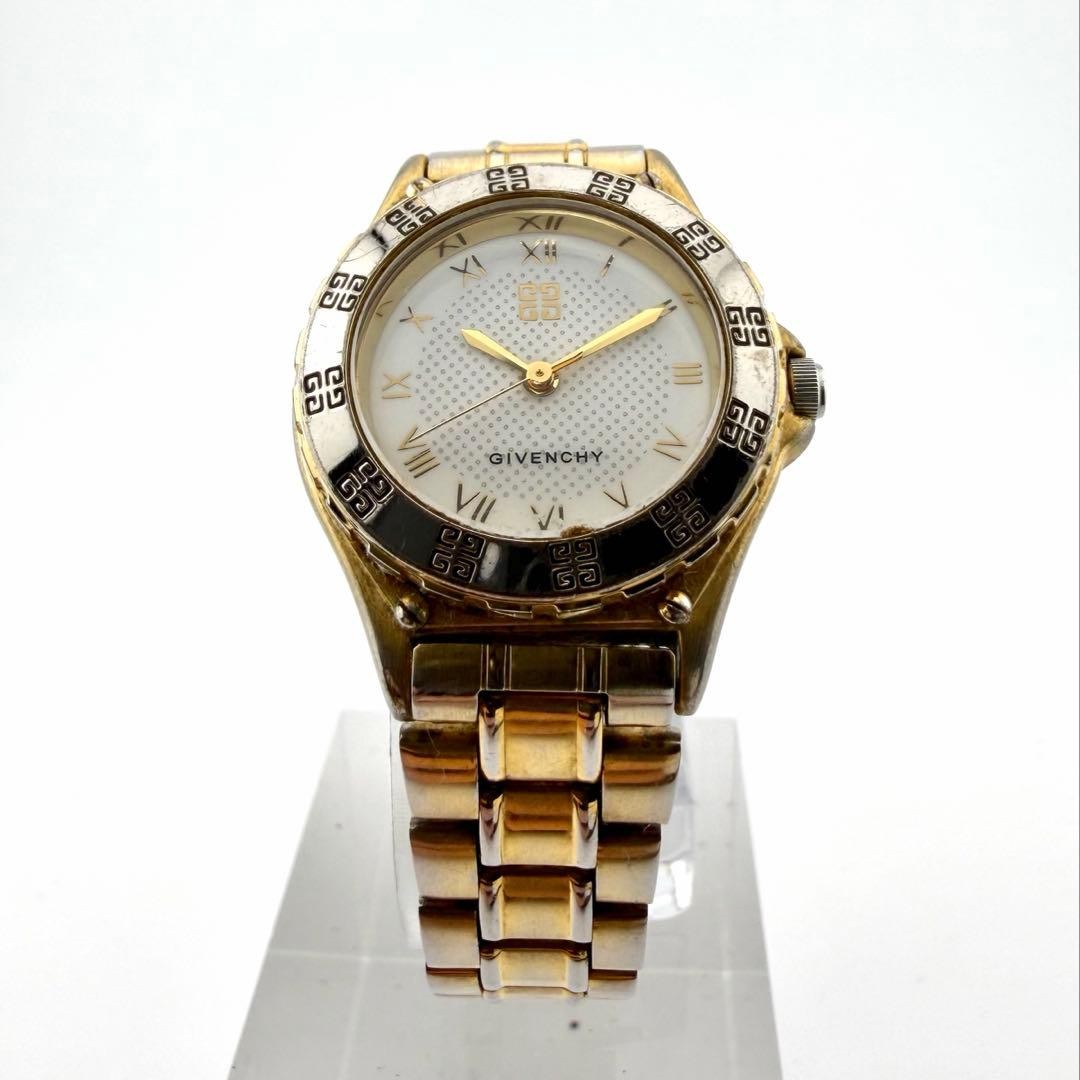 Givenchy MA.08.XVI Dress Watch, Quartz, Gold – Running, wrist 15.0cm/5.9in