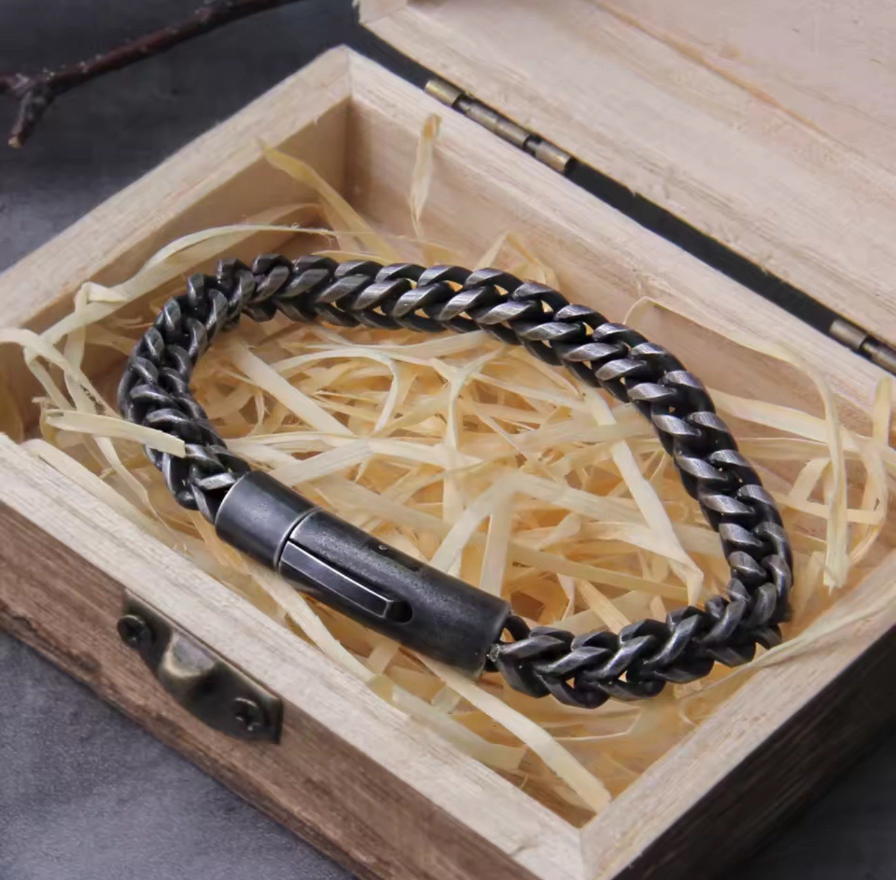 Men’s black and silver stainless steel curb chain bracelet, Viking style, 21 cm.