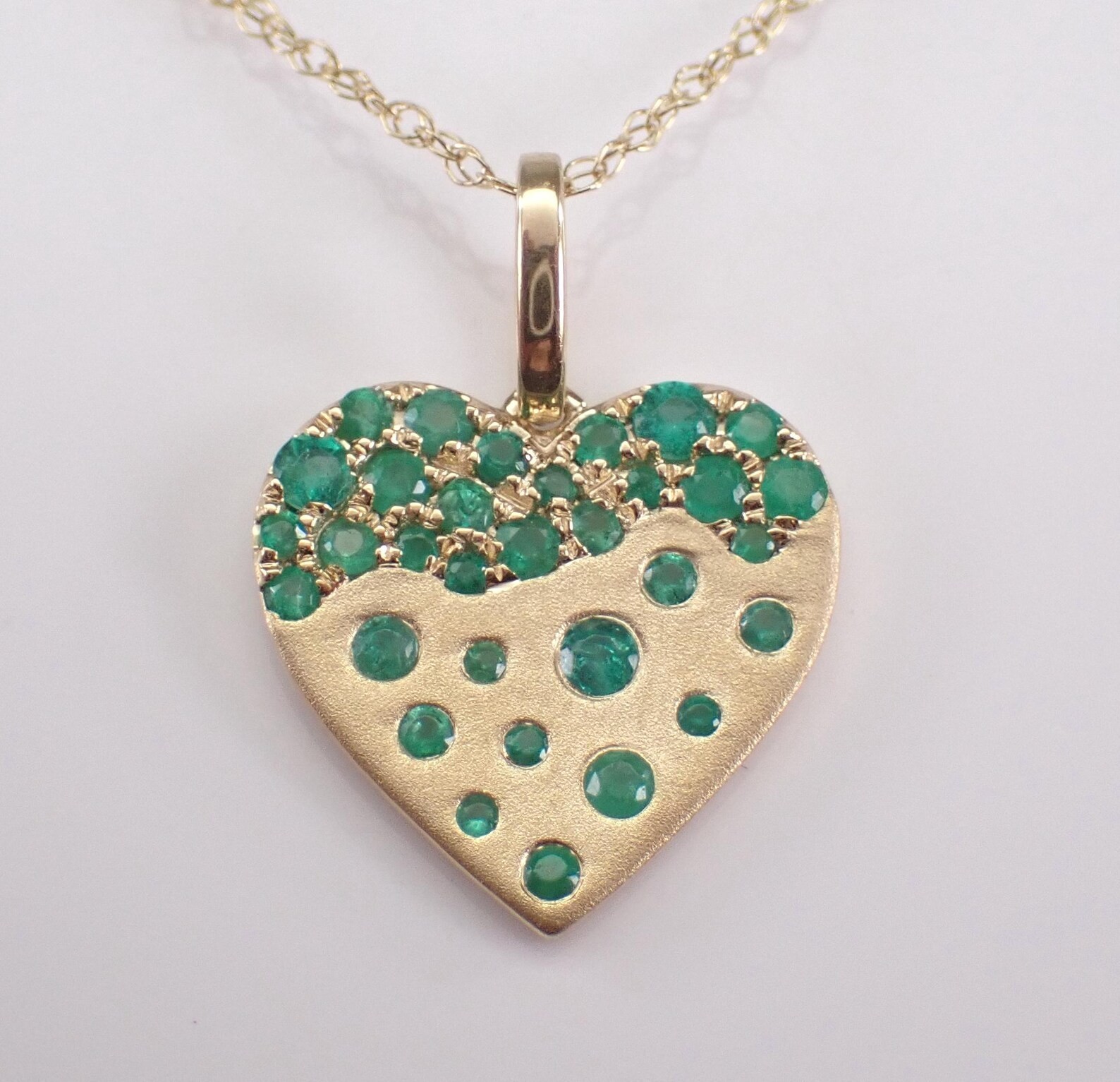 0.60Ct Round Cut Lab Created Green Emerald Heart Pendent 14k Yellow Gold Plated.
