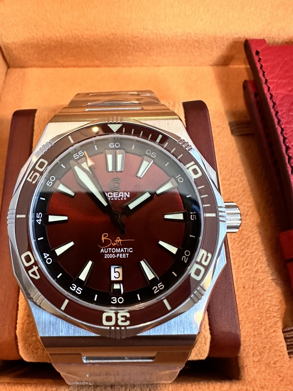 Ocean Crawler Bolt – Red Dial Diving Watch Stainless Steel.