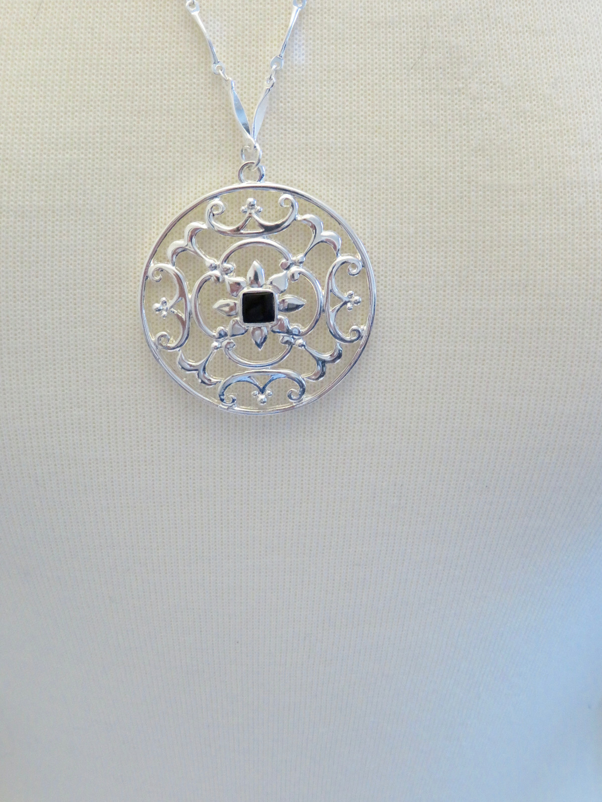 NEW WHITE HOUSE BLACK MARKET FILIGREE NECKLACE