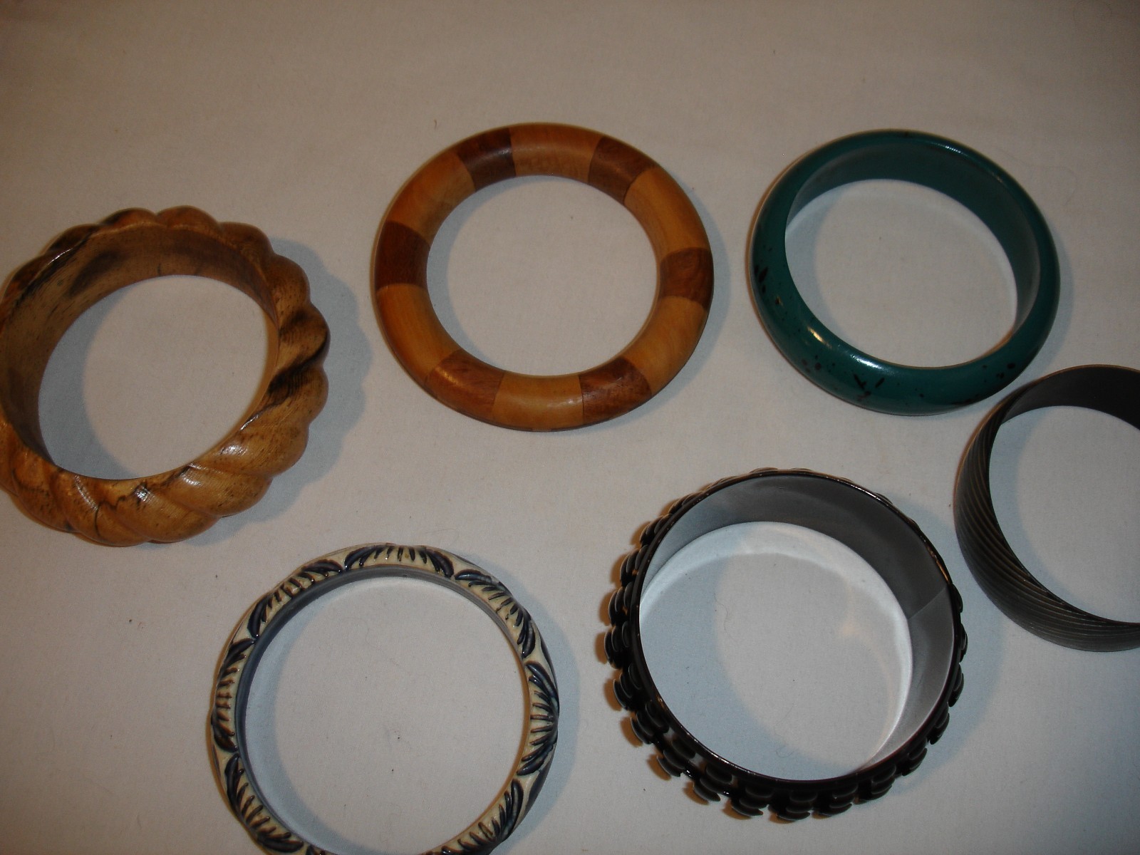VTG.COSTUME JEWELRY,UNSIGNED LOT OF 6 BANGLE BRACELETS,WOOD,PLASTIC & METAL,GUC