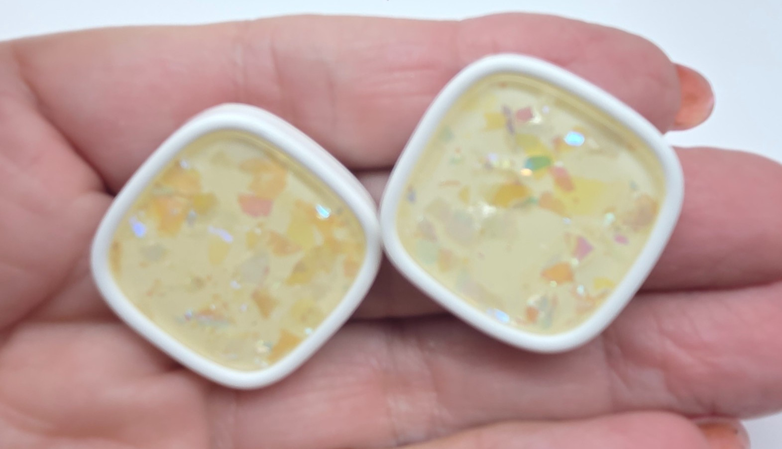 Unsigned Avon White Plastic Cream Glitter Confetti Pierced Earrings Vintage