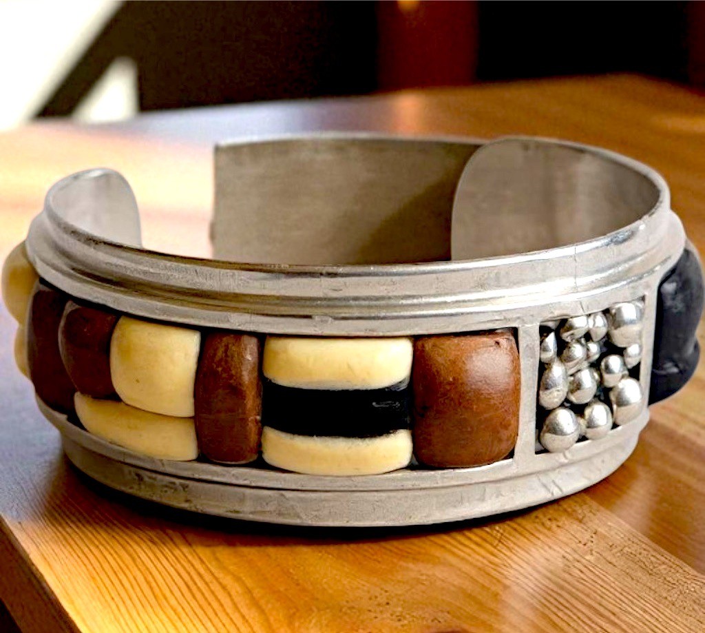 STRIKING ARTISAN SIGNED ‘VERSIONS’ STERLING MULTISTONE COBBLESTONE CUFF BRACELET