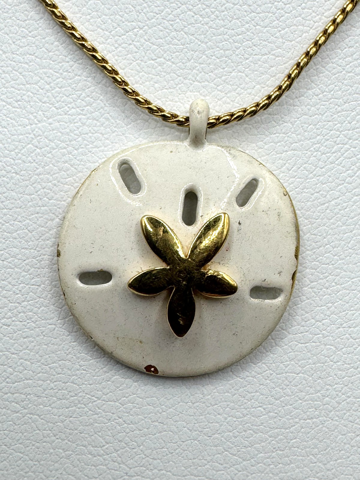 SAND DOLLAR PENDANT NECKLACE GOLD TONE ROPE CHAIN WHITE ENAMEL BEACH NAUTICAl