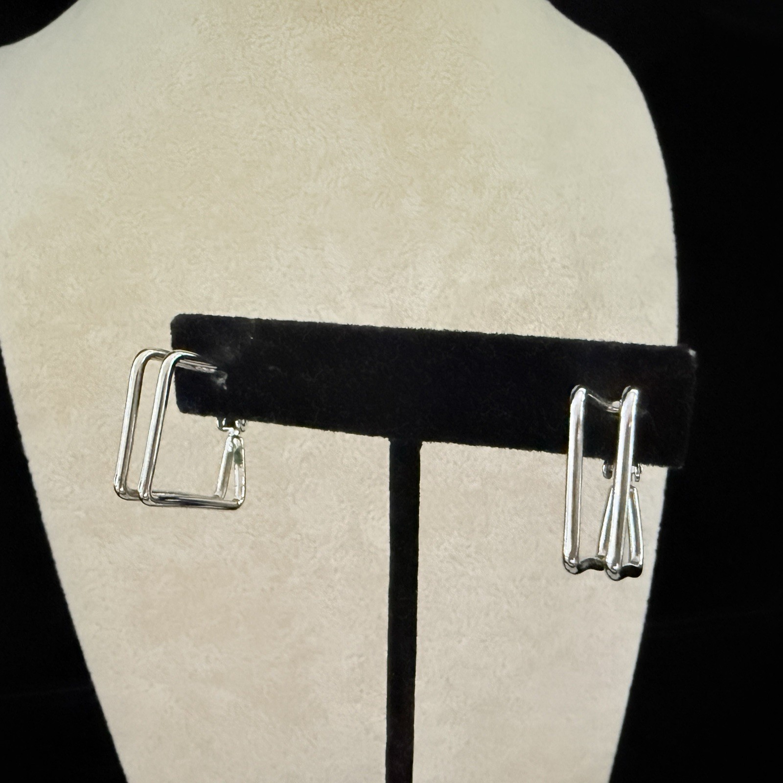 VTG. ESTATE NAPIER SHINY SILVER TONE DOUBLE ASYMMETRICAL HOOPS EARRINGS-BG177