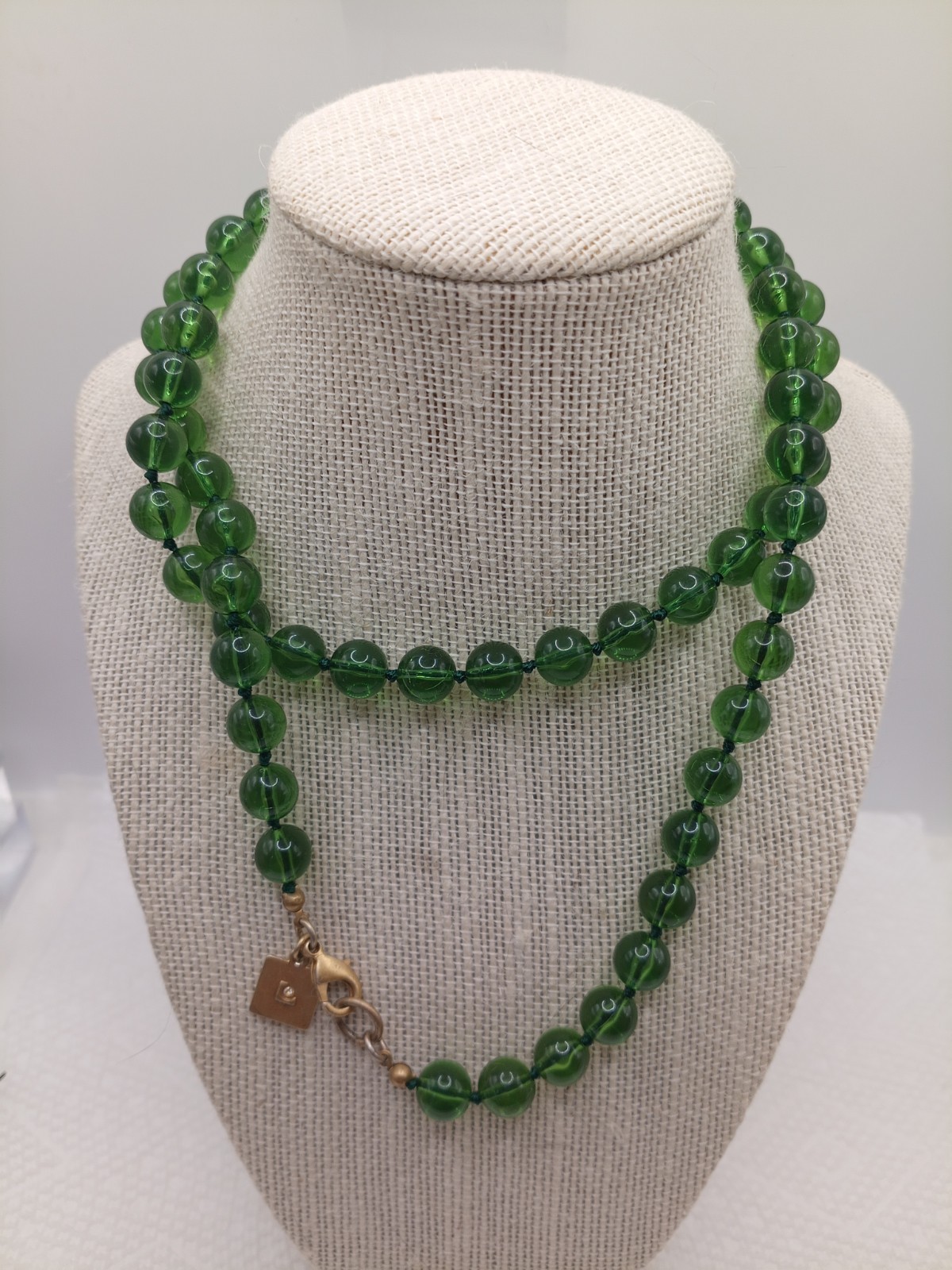 LIZ CLAIRBORNE Green Acrylic Bead Necklace 10mm Beads 32 Inches Long