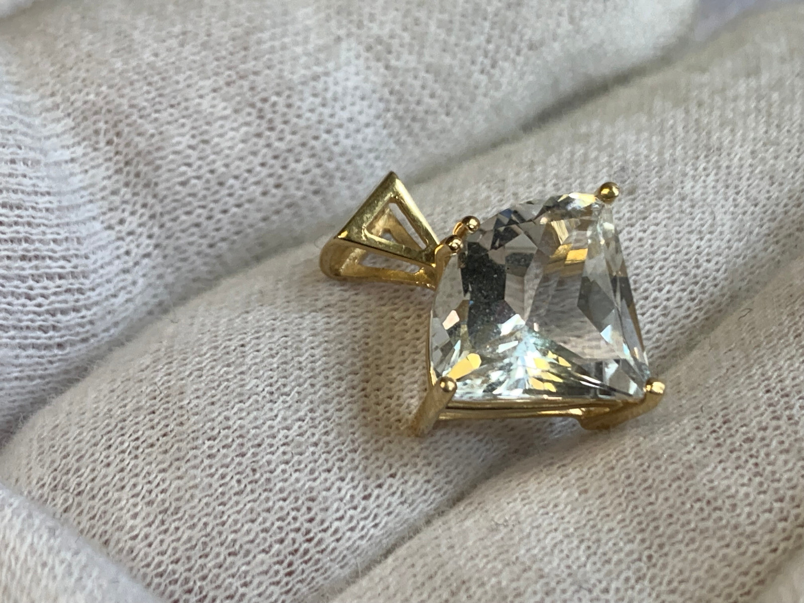 14K Yellow Gold Pendant 3.17g Fine Jewelry Clear Trilliant Stone Charm *READ*