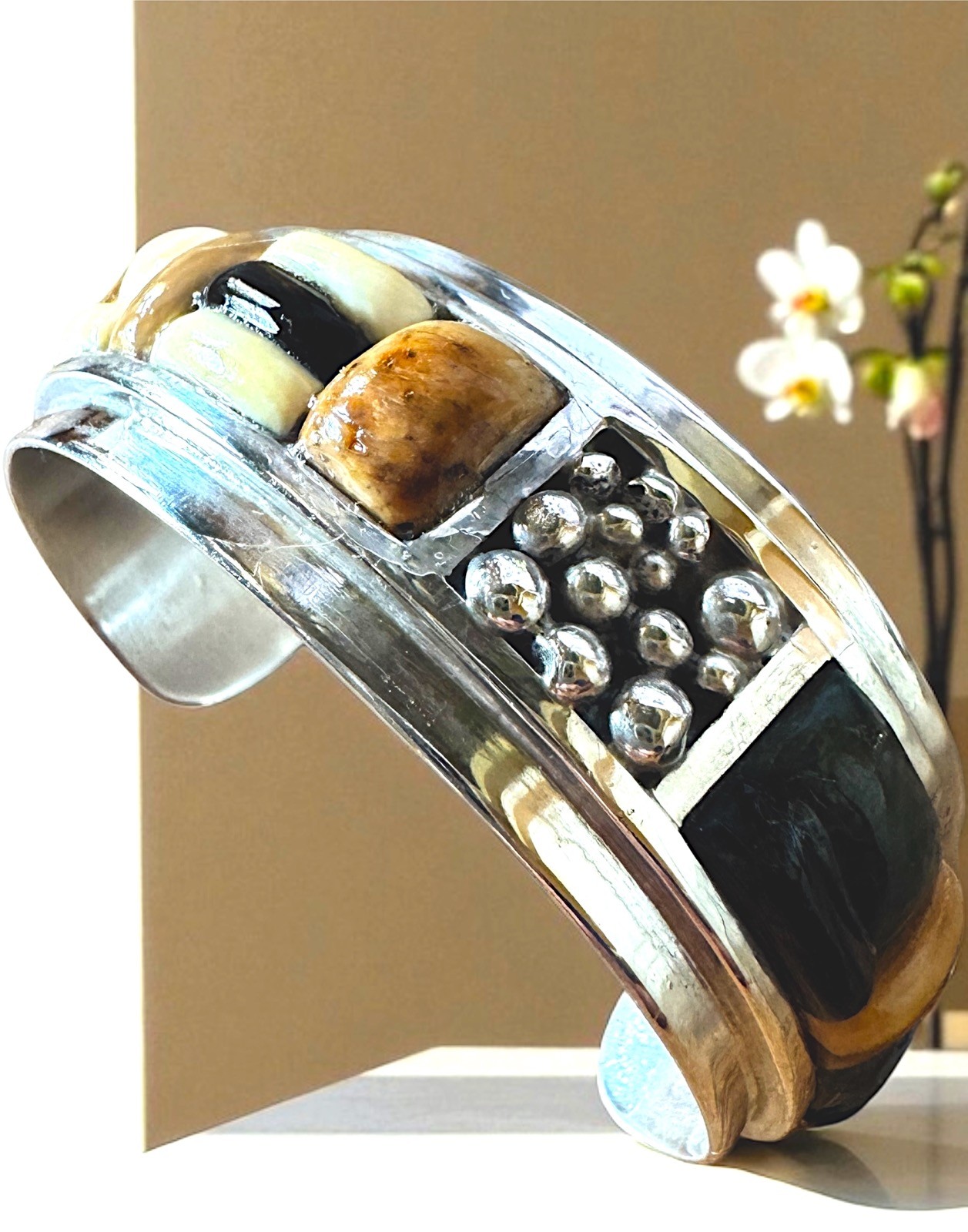 STRIKING ARTISAN SIGNED ‘VERSIONS’ STERLING MULTISTONE COBBLESTONE CUFF BRACELET