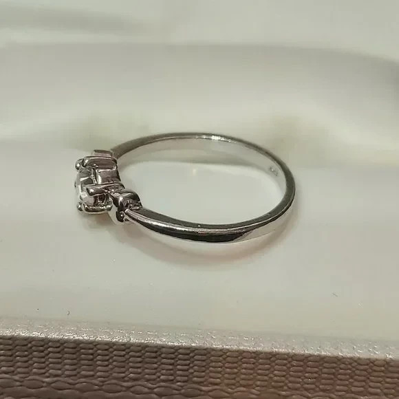 Vintage 10K White Gold Bow Tie Ring w. CZ Center Stone size 5- Minimalist 1.5 gm