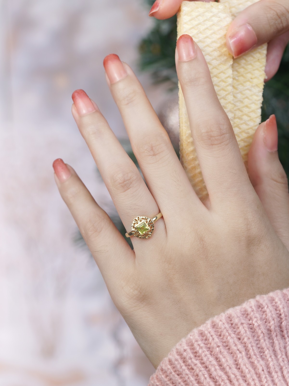 14K Yellow Gold Peridot Vintage Style Heart Filigree Ring