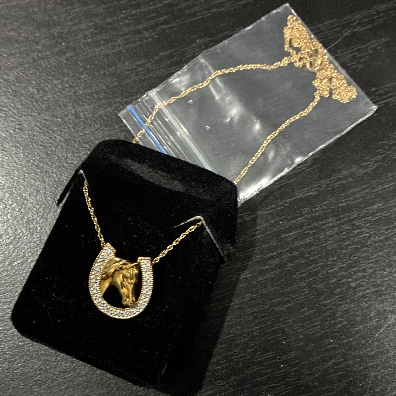 HORSESHOE-SHAPED PENDANT WITH HORSE PROFILE
