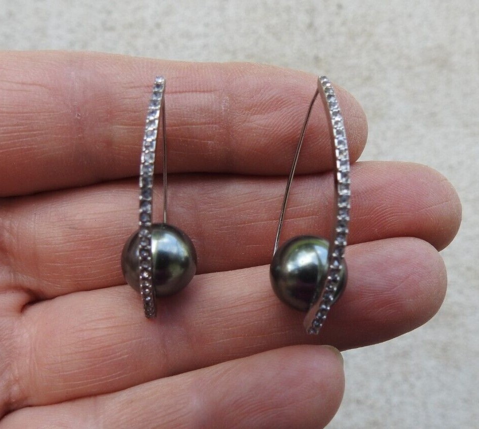 Beautiful Black Pearl Hook Closure Earrings with Rhinestones