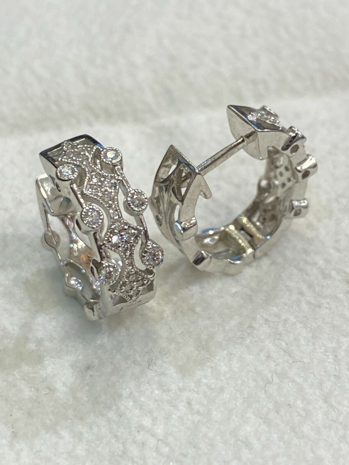 Pave 0.45 Cts Round Brilliant Cut Natural Diamonds Hoop Earrings In 750 18K Gold