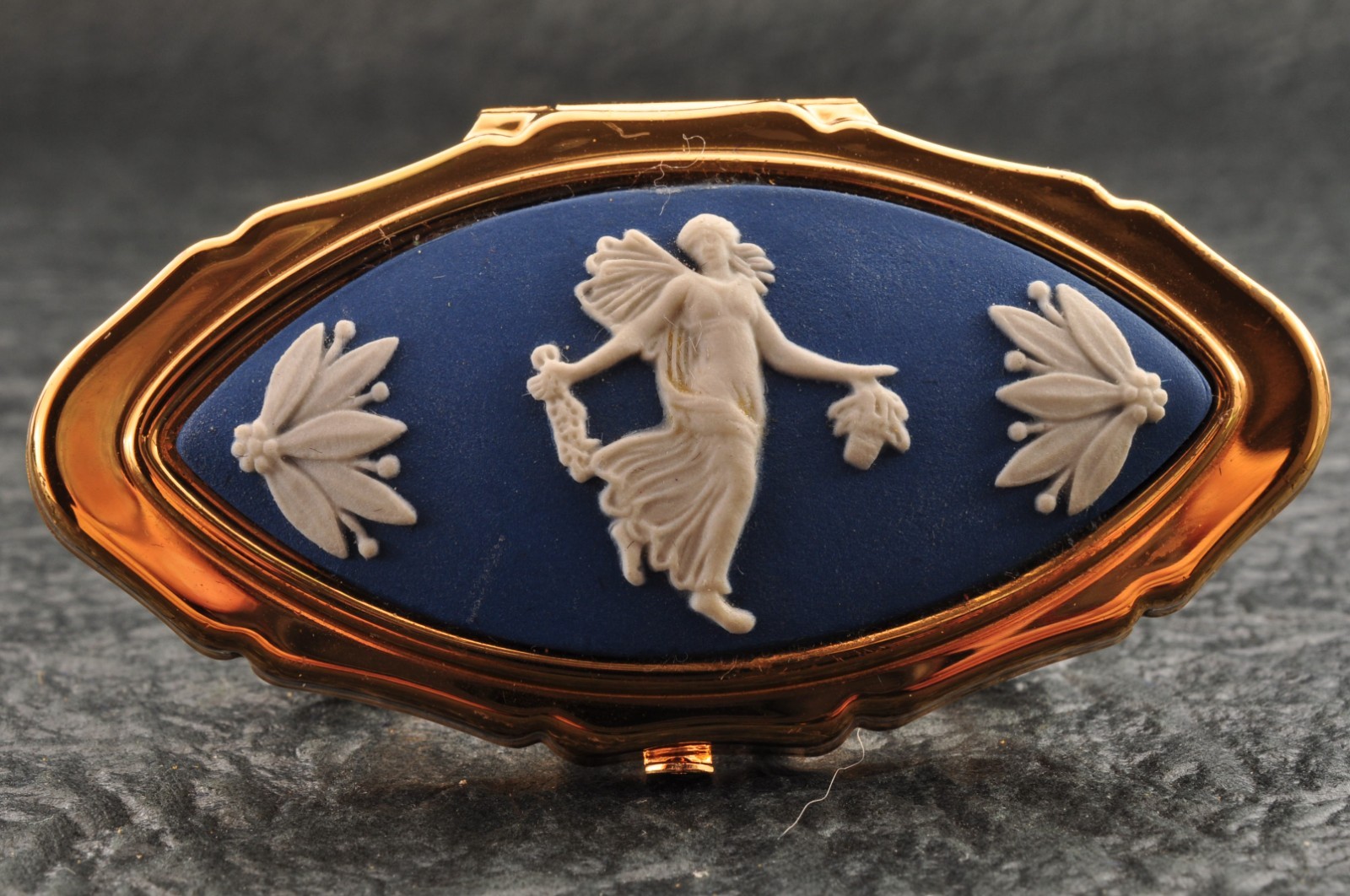 Near mint, England brand “Wedgwood” powder compact and LIP VIEW blue and blue.