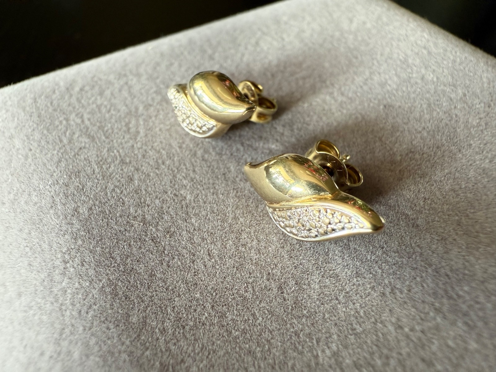 Stud earrings with 2 diamonds 585 Yellow gold