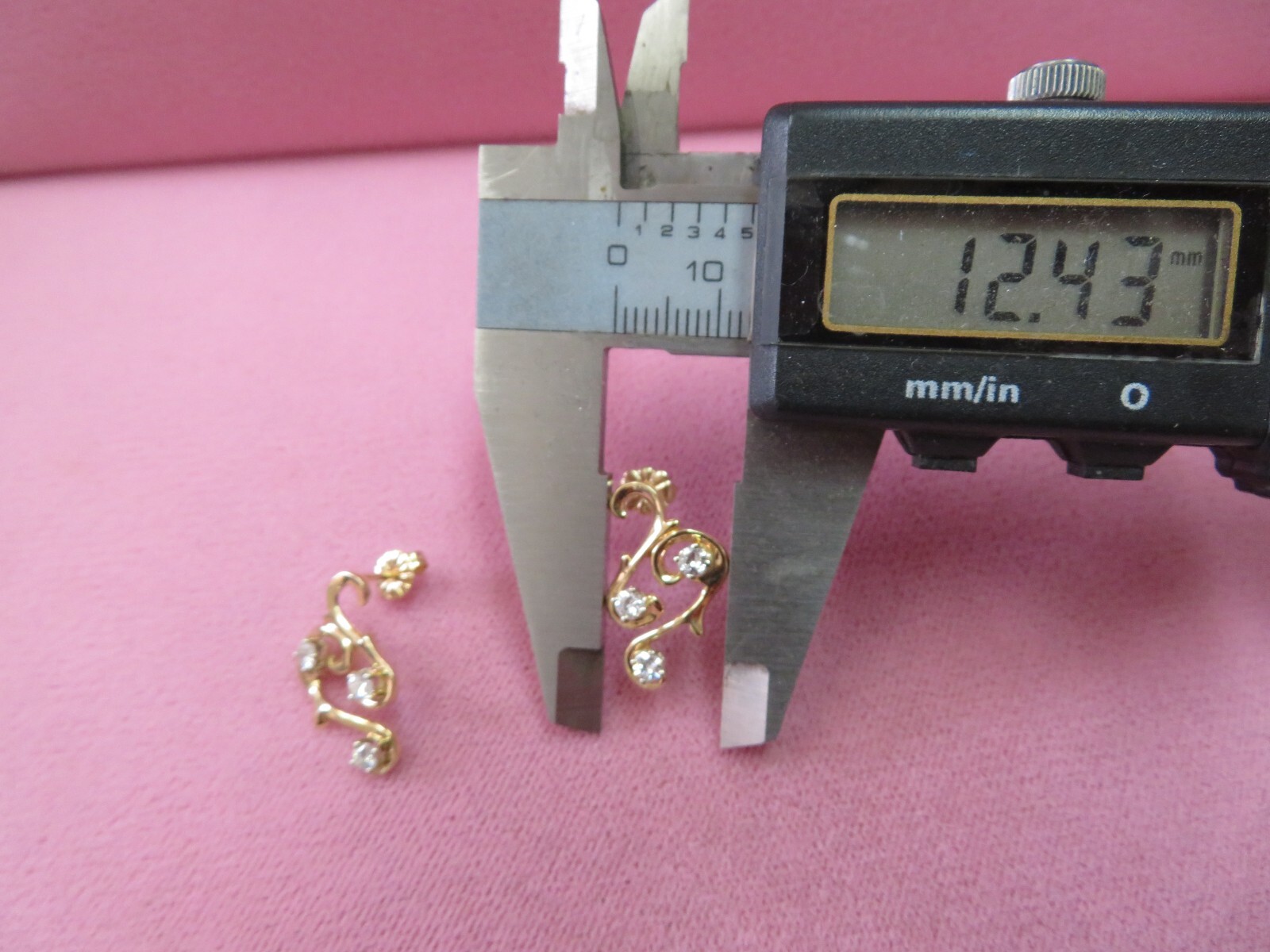Pretty 14K Solid Yellow Gold .6CT Diamond Stud Earrings 3.85 Grams