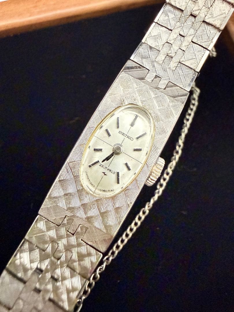 Seiko Manual Winding 23 Jewels Oval Dial Engraved Bracelet Retro Ladies M99