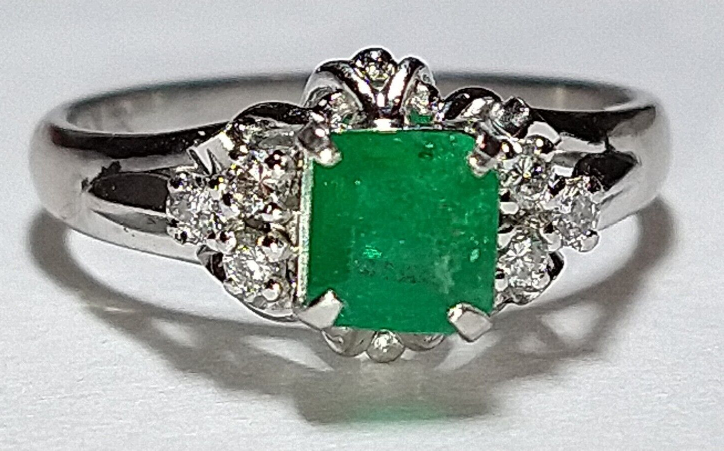 Solid platinum 0.84 carat natural emerald diamond ring 4.60 grams pt900 READ